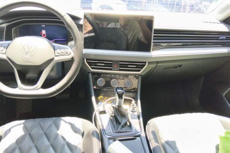 Used Volkswagen Sagitar 2025 Revised 300TSI DSG Excellence Edition Center Console