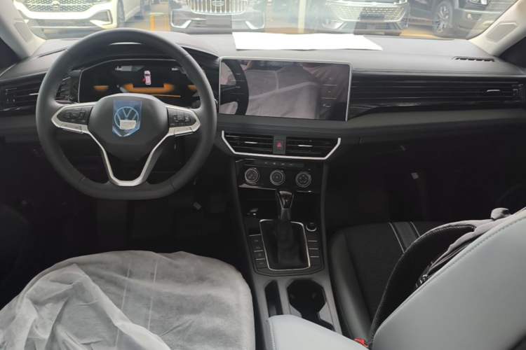 Used Volkswagen Sagitar 2025 Facelift 200TSI DSG Flyover Edition Center Console