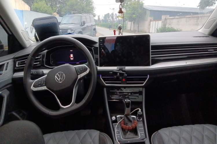 Used Volkswagen Sagitar 2025 Facelifted 300TSI DSG Excellence Edition Center Console