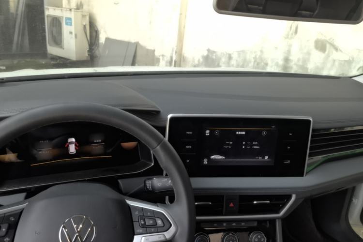 Used Volkswagen Sagitar 2025 Facelift 200TSI DSG Flyover Edition Center Console