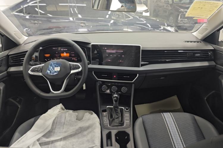 Used Volkswagen Sagitar 2025 Facelift 200TSI DSG Flyover Edition Center Console