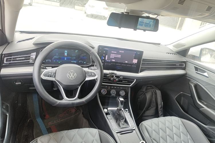 Used Volkswagen Sagitar 2025 300TSI DSG Excellence Edition Center Console