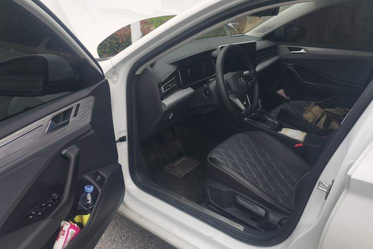 Used Volkswagen Sagitar 2025 300TSI DSG Excellence Edition Driver Seat