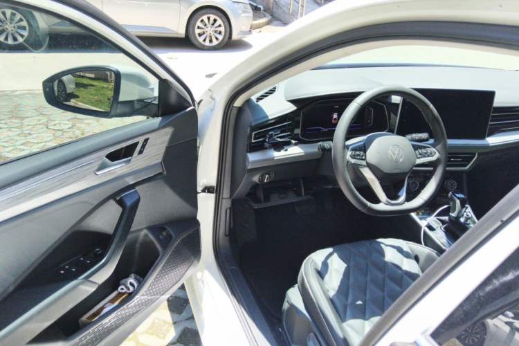 Used Volkswagen Sagitar 2025 Revised 300TSI DSG Excellence Edition Driver Seat