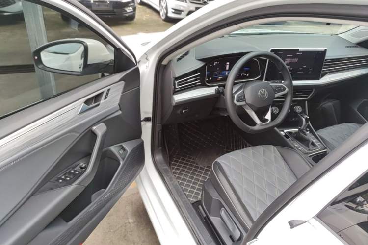 Used Volkswagen Sagitar 2025 Revised 300TSI DSG Excellence Edition Driver Seat