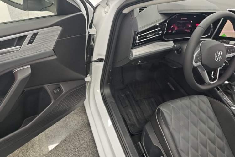 Used Volkswagen Sagitar 2025 300TSI DSG Excellence Edition Driver Seat