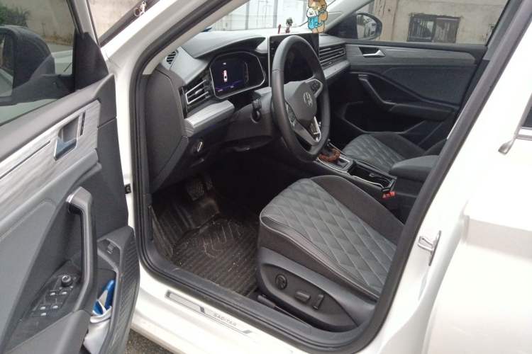 Used Volkswagen Sagitar 2025 Facelifted 300TSI DSG Excellence Edition Driver Seat
