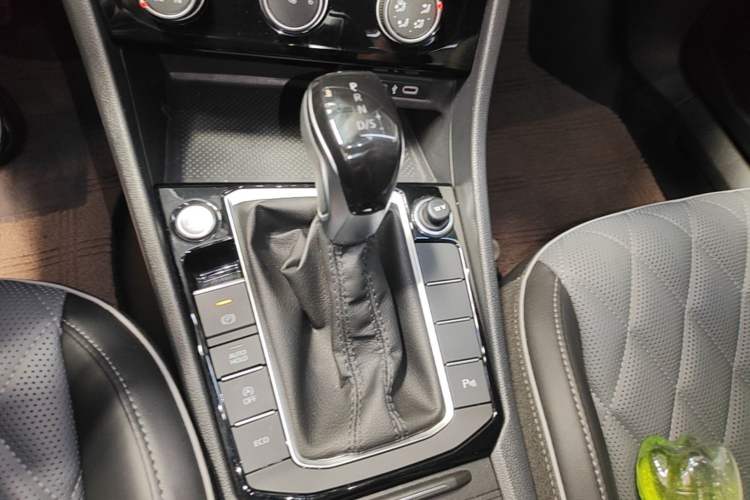 Used Volkswagen Sagitar 2025 Revised 300TSI DSG Excellence Edition Gear Lever