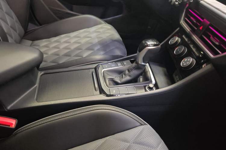 Used Volkswagen Sagitar 2025 Revised 300TSI DSG Excellence Edition Gear Lever