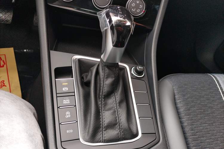 Used Volkswagen Sagitar 2025 Facelifted 300TSI DSG Flyover Edition Gear Lever
