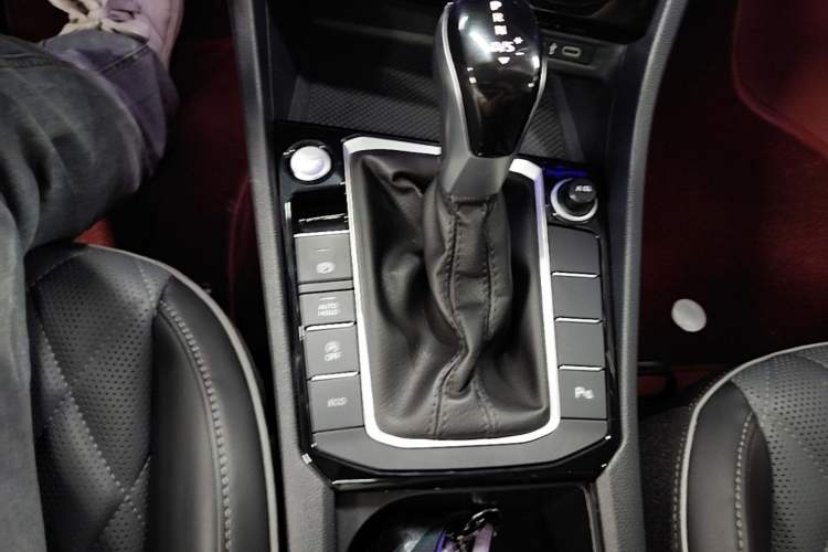 Used Volkswagen Sagitar 2025 Revised 300TSI DSG Excellence Edition Gear Lever