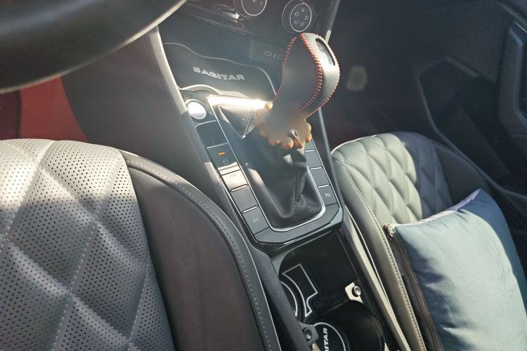Used Volkswagen Sagitar 2025 Revised 300TSI DSG Excellence Edition Gear Lever
