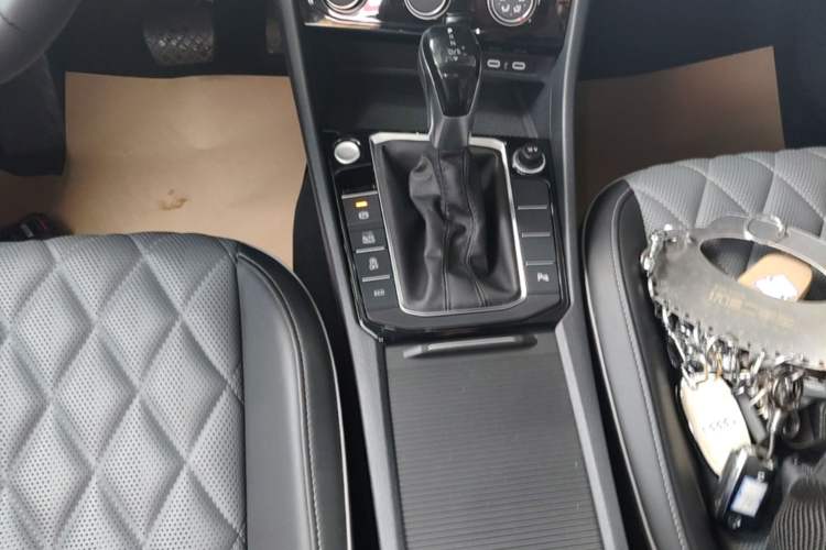 Used Volkswagen Sagitar 2025 300TSI DSG Excellence Edition Gear Lever