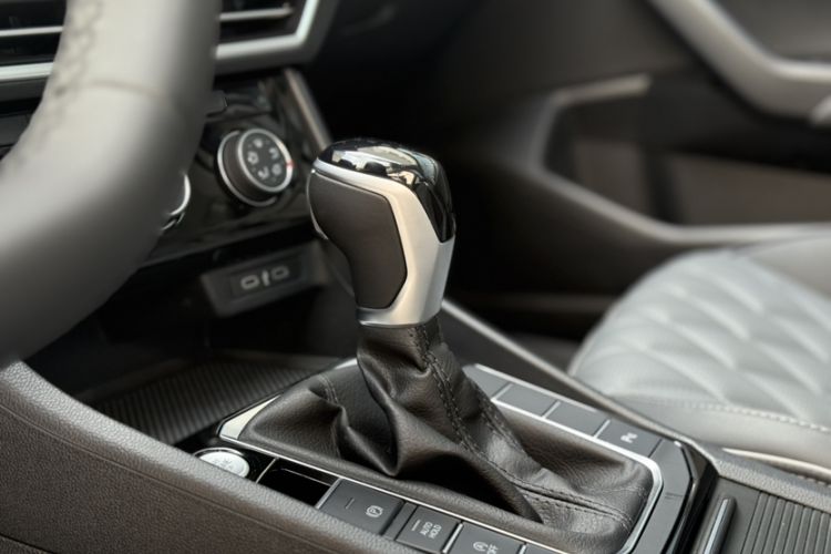 Used Volkswagen Sagitar 2025 Revised 300TSI DSG Excellence Edition Gear Lever