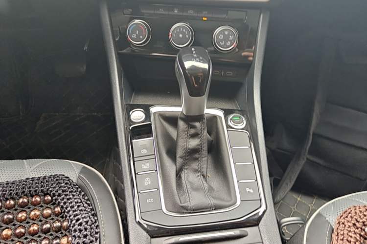 Used Volkswagen Sagitar 2025 300TSI DSG Excellence Edition Gear Lever