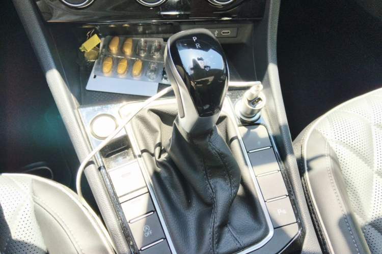 Used Volkswagen Sagitar 2025 Revised 300TSI DSG Excellence Edition Gear Lever