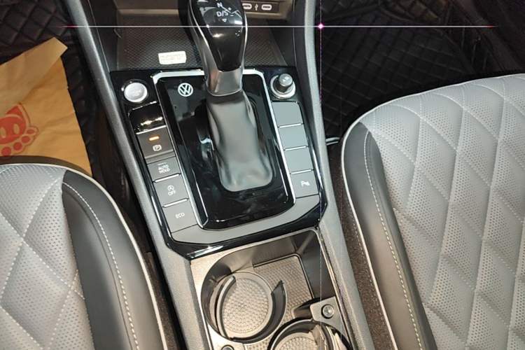 Used Volkswagen Sagitar 2025 300TSI DSG Excellence Edition Gear Lever