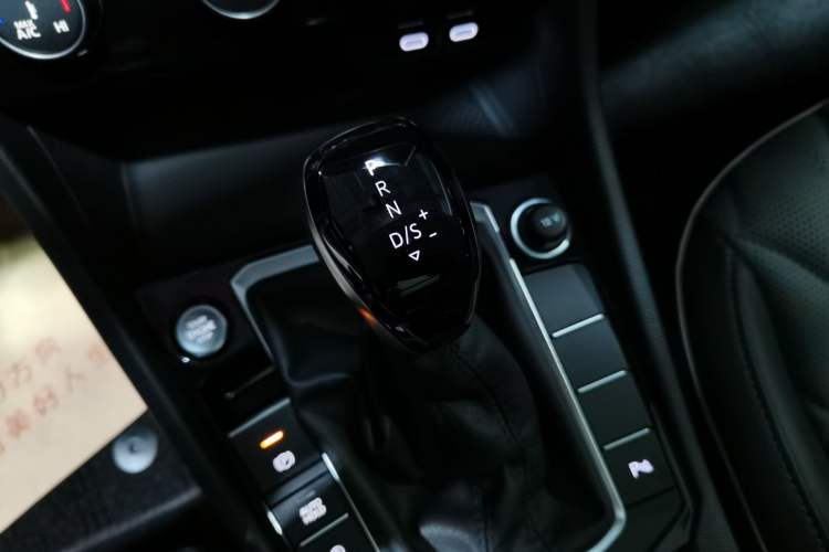 Used Volkswagen Sagitar 2025 Revised Version Three 300TSI DSG Excellence Edition Gear Lever