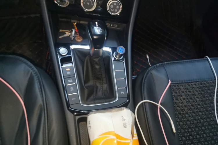 Used Volkswagen Sagitar 2025 300TSI DSG Flyover Edition Gear Lever