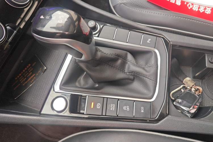 Used Volkswagen Sagitar 2025 Revised 300TSI DSG Excellence Edition Gear Lever