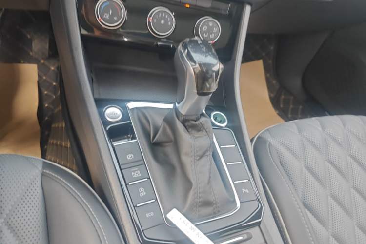 Used Volkswagen Sagitar 2025 Revised Version Three 300TSI DSG Excellence Edition Gear Lever