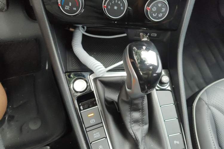 Used Volkswagen Sagitar 2025 300TSI DSG Excellence Edition Gear Lever