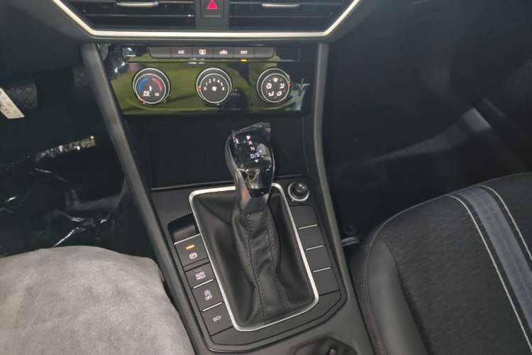 Used Volkswagen Sagitar 2025 Facelift 200TSI DSG Flyover Edition Gear Lever