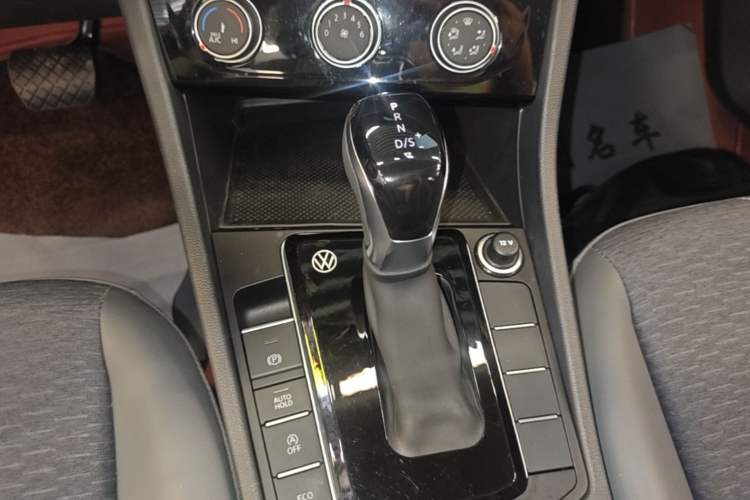 Used Volkswagen Sagitar 2025 Facelifted 300TSI DSG Flyover Edition Gear Lever
