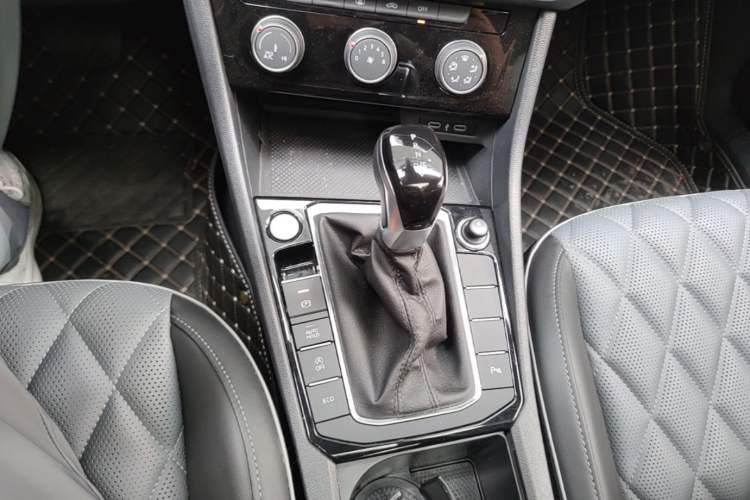 Used Volkswagen Sagitar 2025 Revised 300TSI DSG Excellence Edition Gear Lever