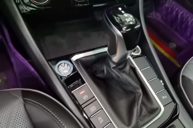 Used Volkswagen Sagitar 2025 Revised 300TSI DSG Excellence Edition Gear Lever