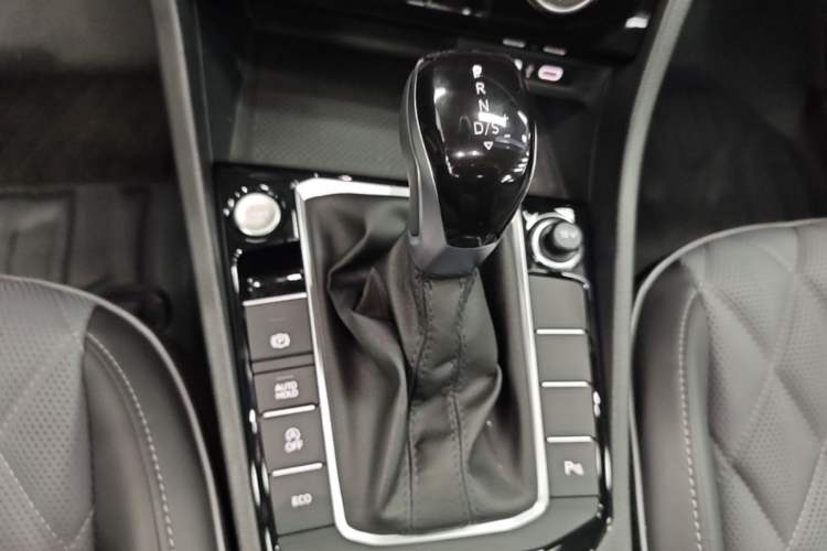 Used Volkswagen Sagitar 2025 300TSI DSG Excellence Edition Gear Lever