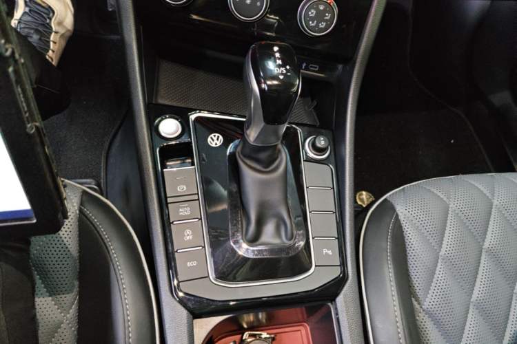 Used Volkswagen Sagitar 2025 Revised 300TSI DSG Excellence Edition Gear Lever