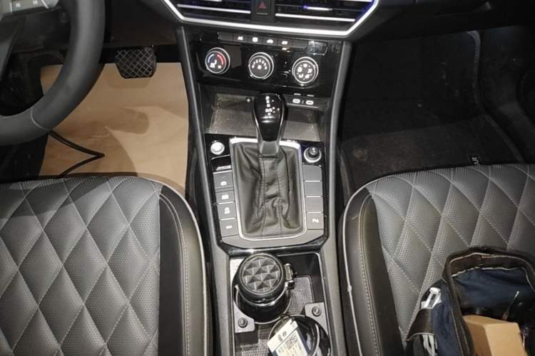 Used Volkswagen Sagitar 2025 300TSI DSG Excellence Edition Gear Lever