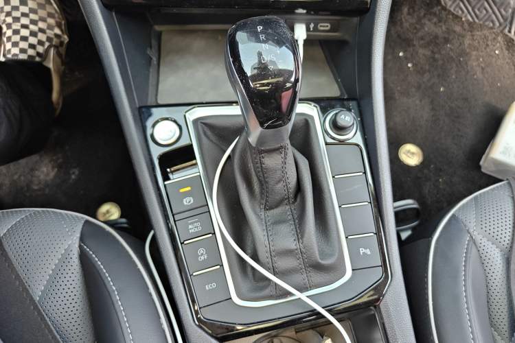 Used Volkswagen Sagitar 2025 300TSI DSG Excellence Edition Gear Lever