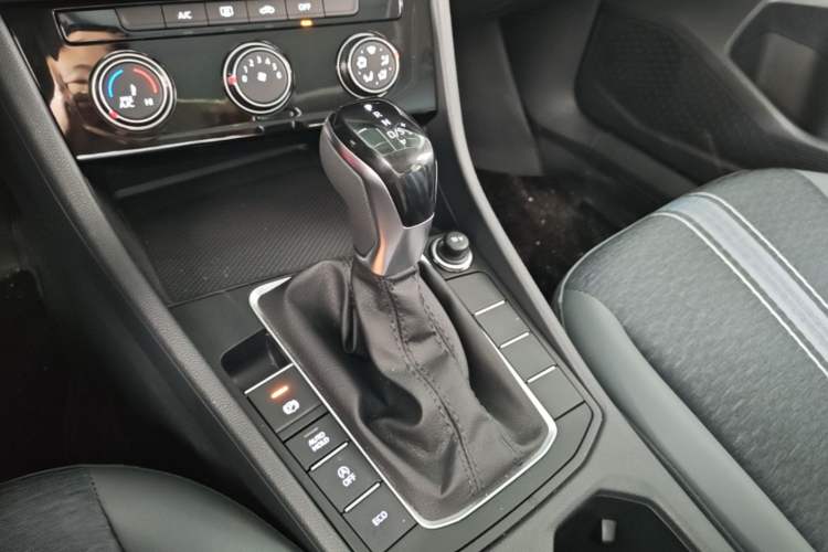 Used Volkswagen Sagitar 2025 Facelifted 300TSI DSG Flyover Edition Gear Lever