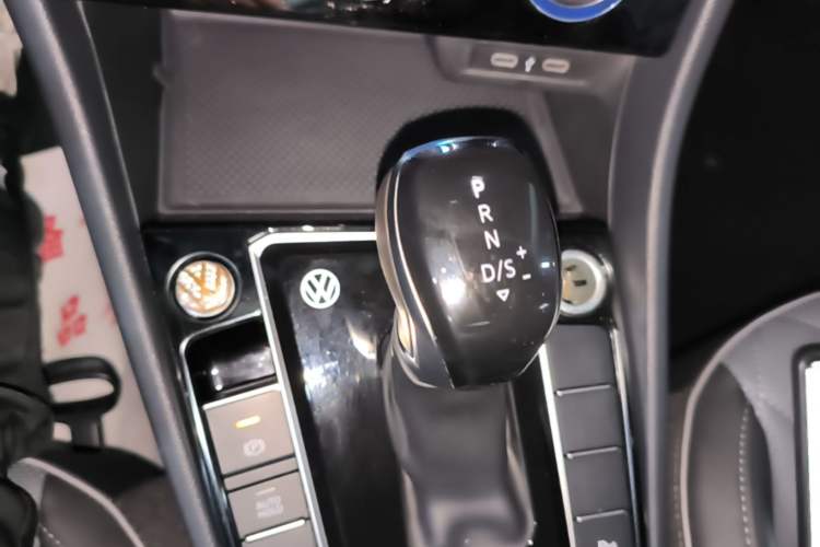 Used Volkswagen Sagitar 2025 300TSI DSG Excellence Edition Gear Lever