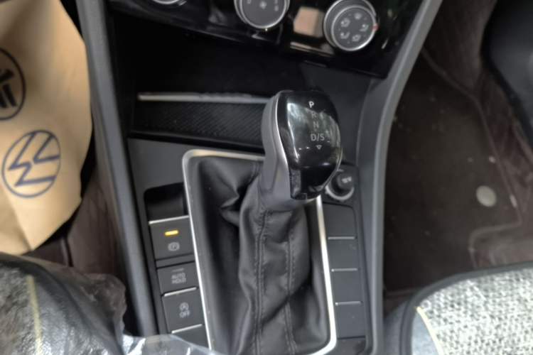 Used Volkswagen Sagitar 2025 Facelift 200TSI DSG Flyover Edition Gear Lever