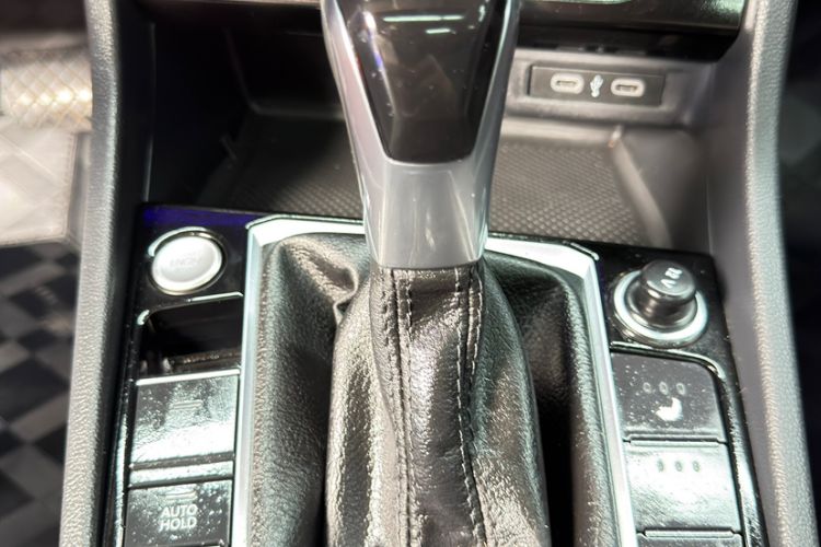 Used Volkswagen Sagitar 2025 300TSI DSG Excellence Edition Gear Lever