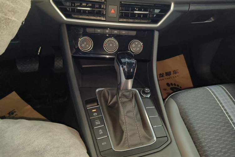 Used Volkswagen Sagitar 2025 Facelift 200TSI DSG Flyover Edition Gear Lever