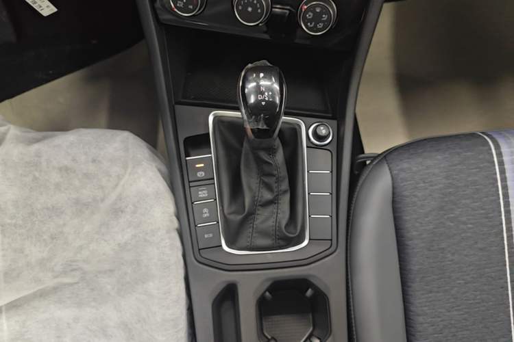 Used Volkswagen Sagitar 2025 Facelift 200TSI DSG Flyover Edition Gear Lever