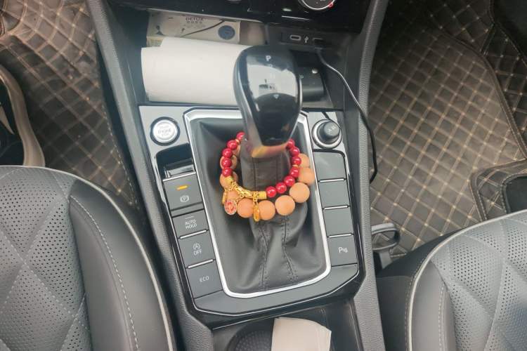 Used Volkswagen Sagitar 2025 Revised 300TSI DSG Excellence Edition Gear Lever