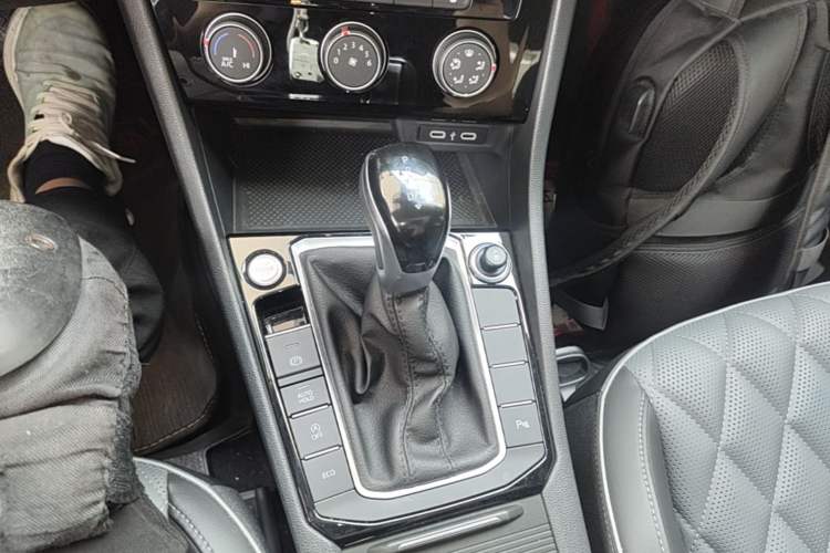 Used Volkswagen Sagitar 2025 300TSI DSG Excellence Edition Gear Lever