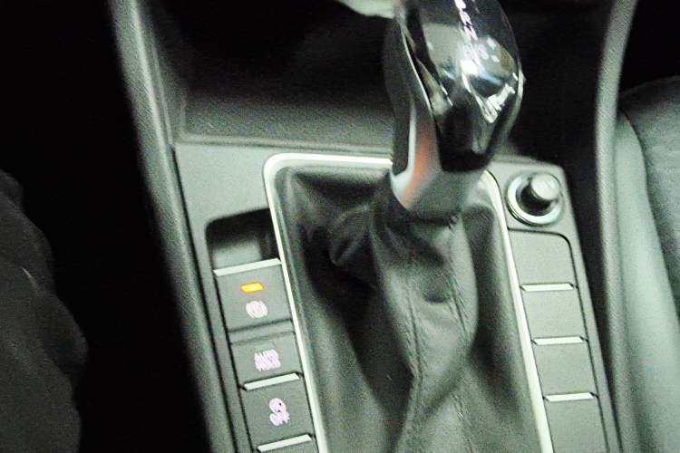 Used Volkswagen Sagitar 2025 300TSI DSG Flyover Edition Gear Lever
