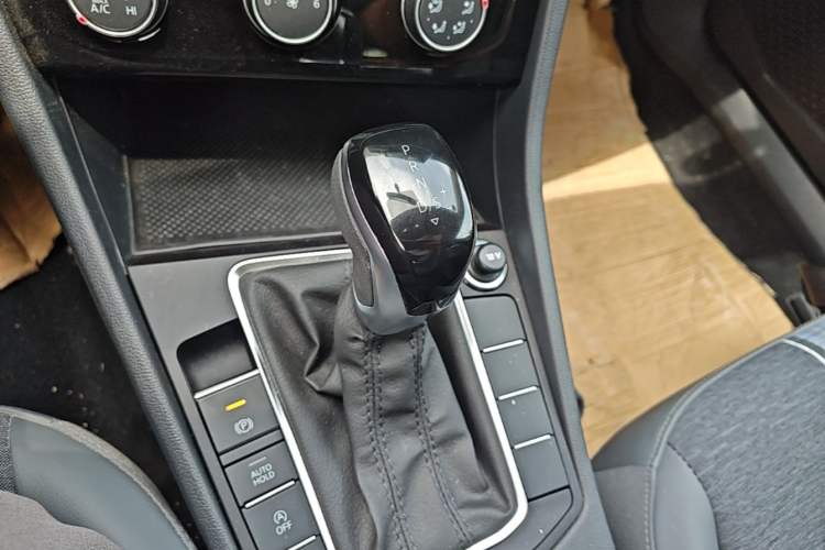 Used Volkswagen Sagitar 2025 200TSI DSG Flyover Edition Gear Lever