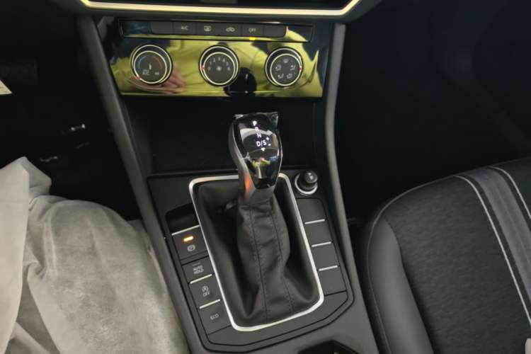 Used Volkswagen Sagitar 2025 Facelift 200TSI DSG Flyover Edition Gear Lever