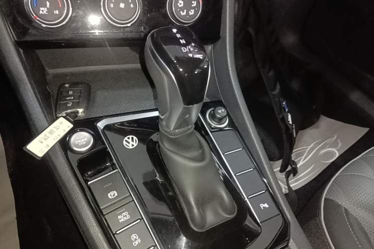 Used Volkswagen Sagitar 2025 300TSI DSG Excellence Edition Gear Lever