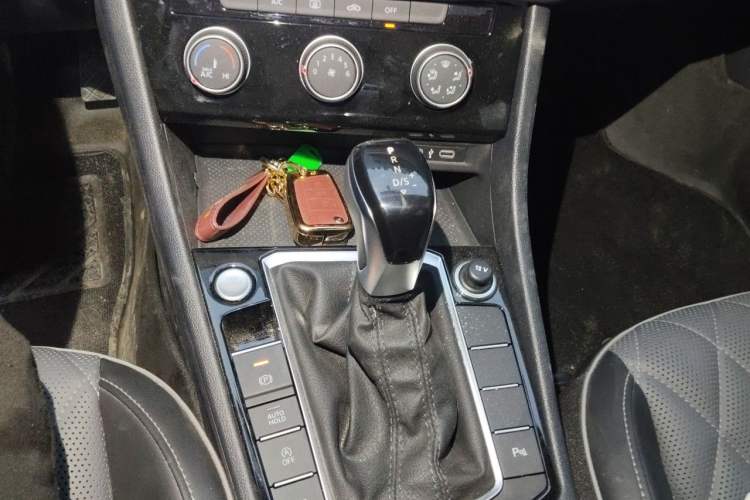Used Volkswagen Sagitar 2025 Revised 300TSI DSG Excellence Edition Gear Lever