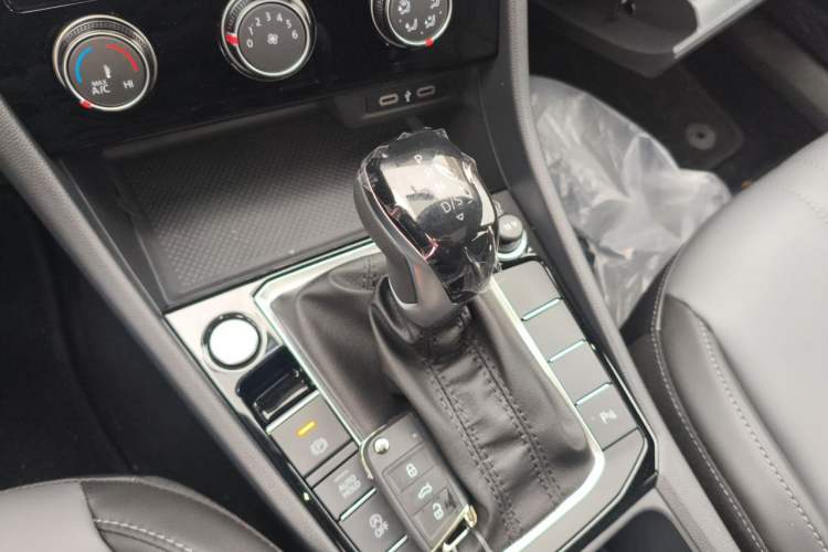 Used Volkswagen Sagitar 2025 Revised Version 2 300TSI DSG Excellence Edition Gear Lever