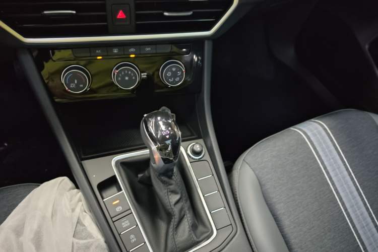 Used Volkswagen Sagitar 2025 Facelift 200TSI DSG Flyover Edition Gear Lever
