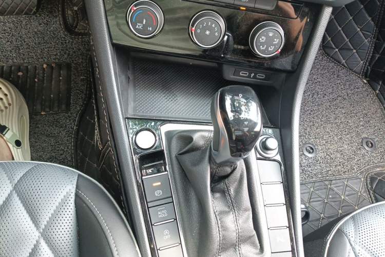 Used Volkswagen Sagitar 2025 Revised Version Three 300TSI DSG Excellence Edition Gear Lever